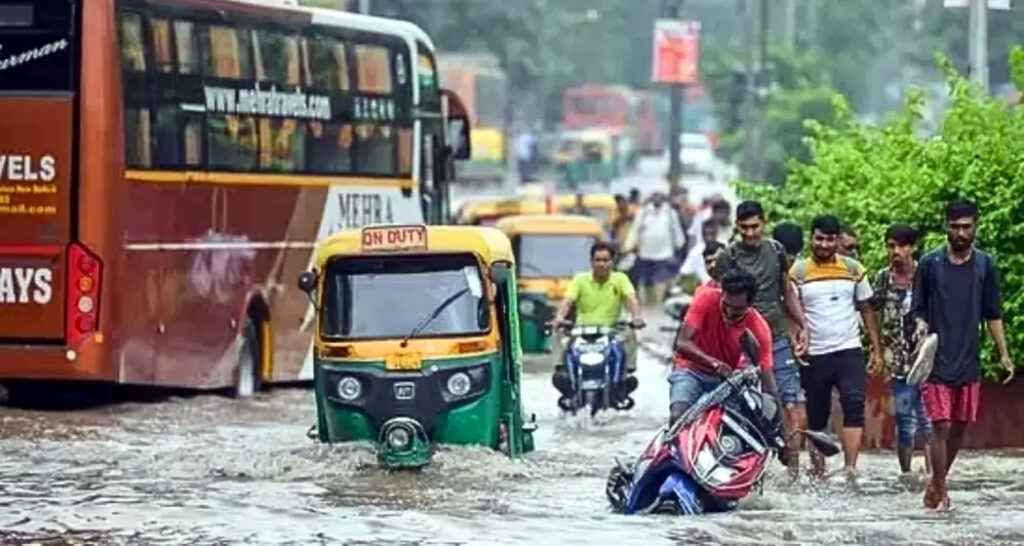 Delhi Deluge: Flights Diverted; Roads Flooded as Heavy Rains Trigger Chaos Across Capital 1 001 12